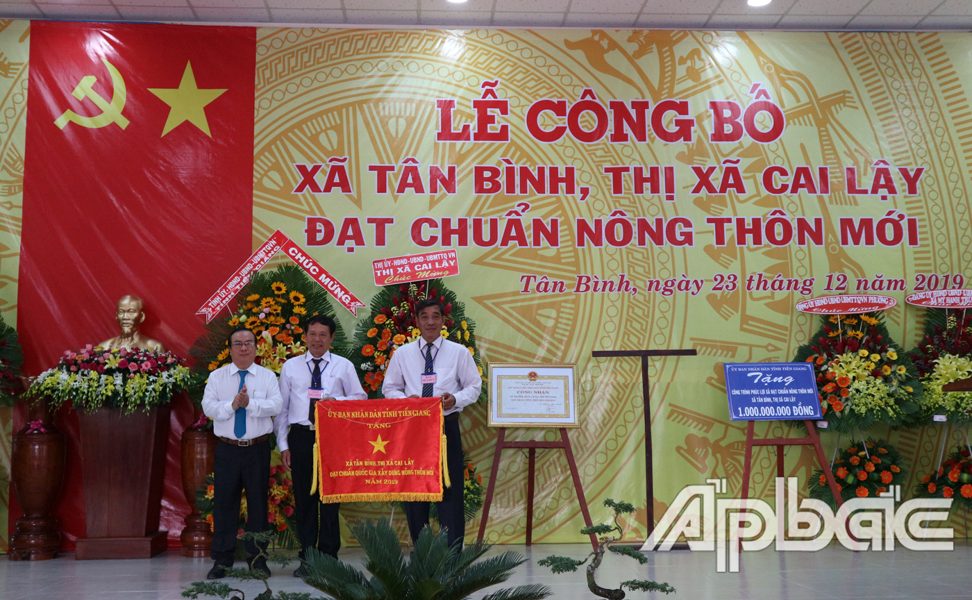 Đồng chí Phạm Anh Tuấn trao Cờ thi đua của UBND tỉnh cho xã Tân Bình