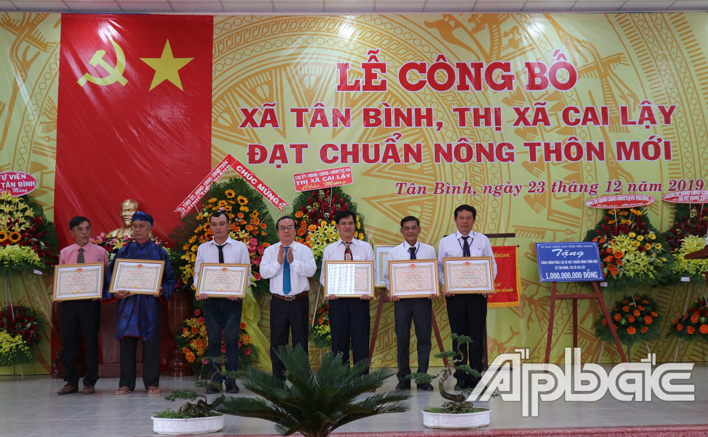 Đồng chí Phạm Anh Tuấn trao Bằng khen của UBND tỉnh cho các cá nhân có nhiều đóng góp trong xây dựng xã Nhị Quý đạt chuẩn NTM.