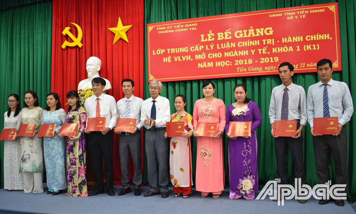 Trao bằng cho các học viên.
