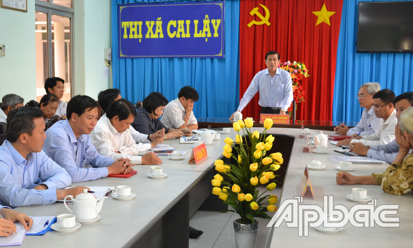 Đồng chí Lê Văn Hưởng kết luận giá đền bù và hỗ trợ cho hộ ông Kinh.