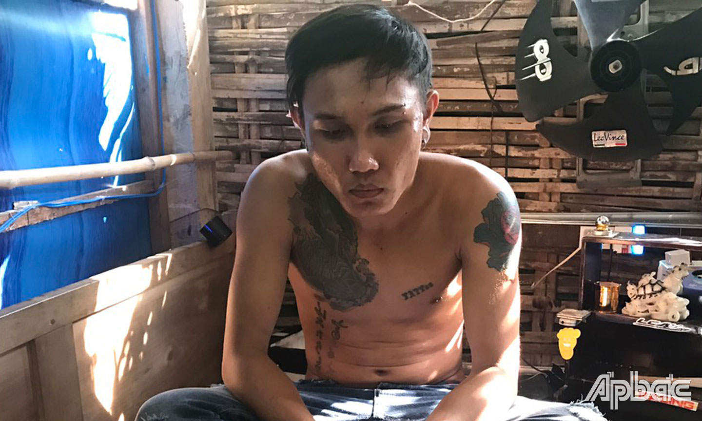 Đối tượng Linh bị cảnh sát bắt giữ.