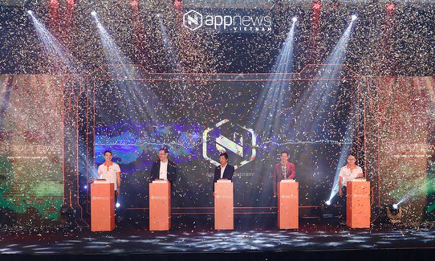 Các đại biểu ấn nút chính thức khởi động Appnews Việt Nam.