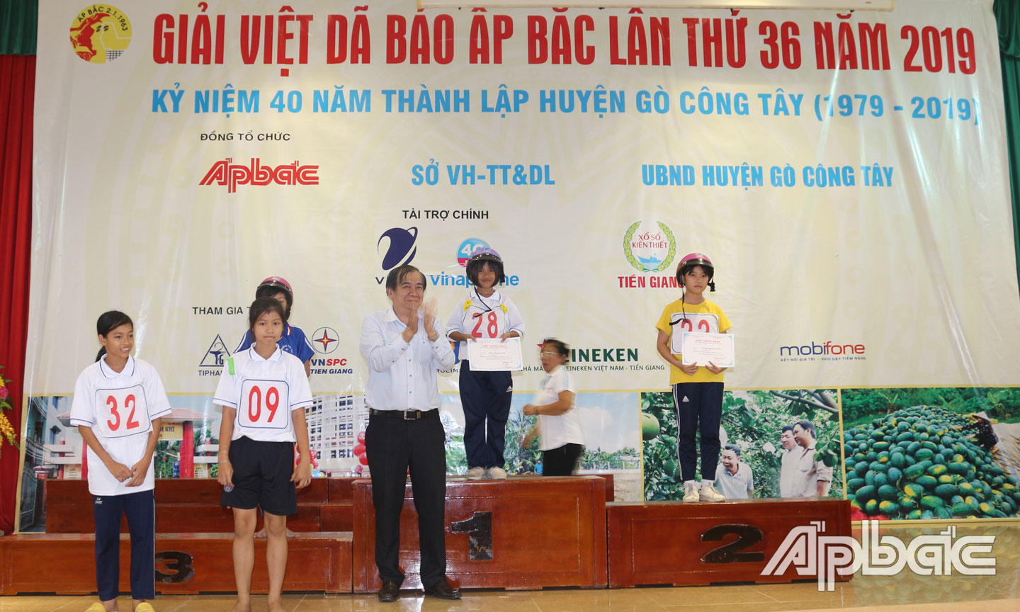    Tổng Biên tập Báo Ấp Bắc Nguyễn  Minh Tân  trao giải  cho các VĐV đạt  thành tích tại Giải Việt dã Báo Ấp Bắc  lần thứ 36.