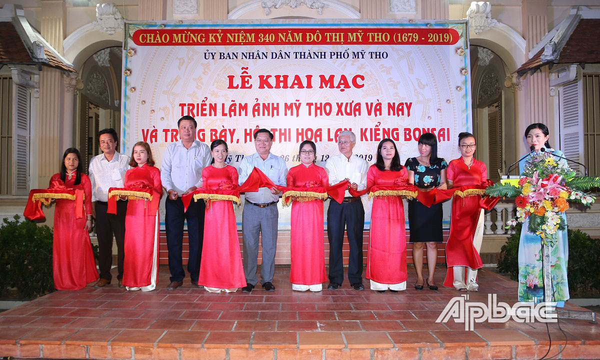 Đại biểu cắt băng khai mạc triển lãm tranh và trưng bày lan, kiểng.
