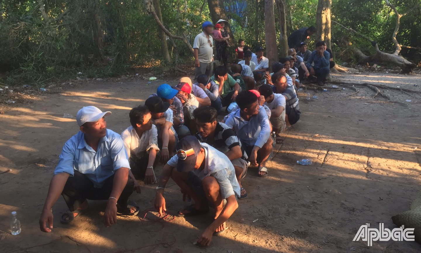Các đối tượng tham gia đánh bạc bị bắt giữ.