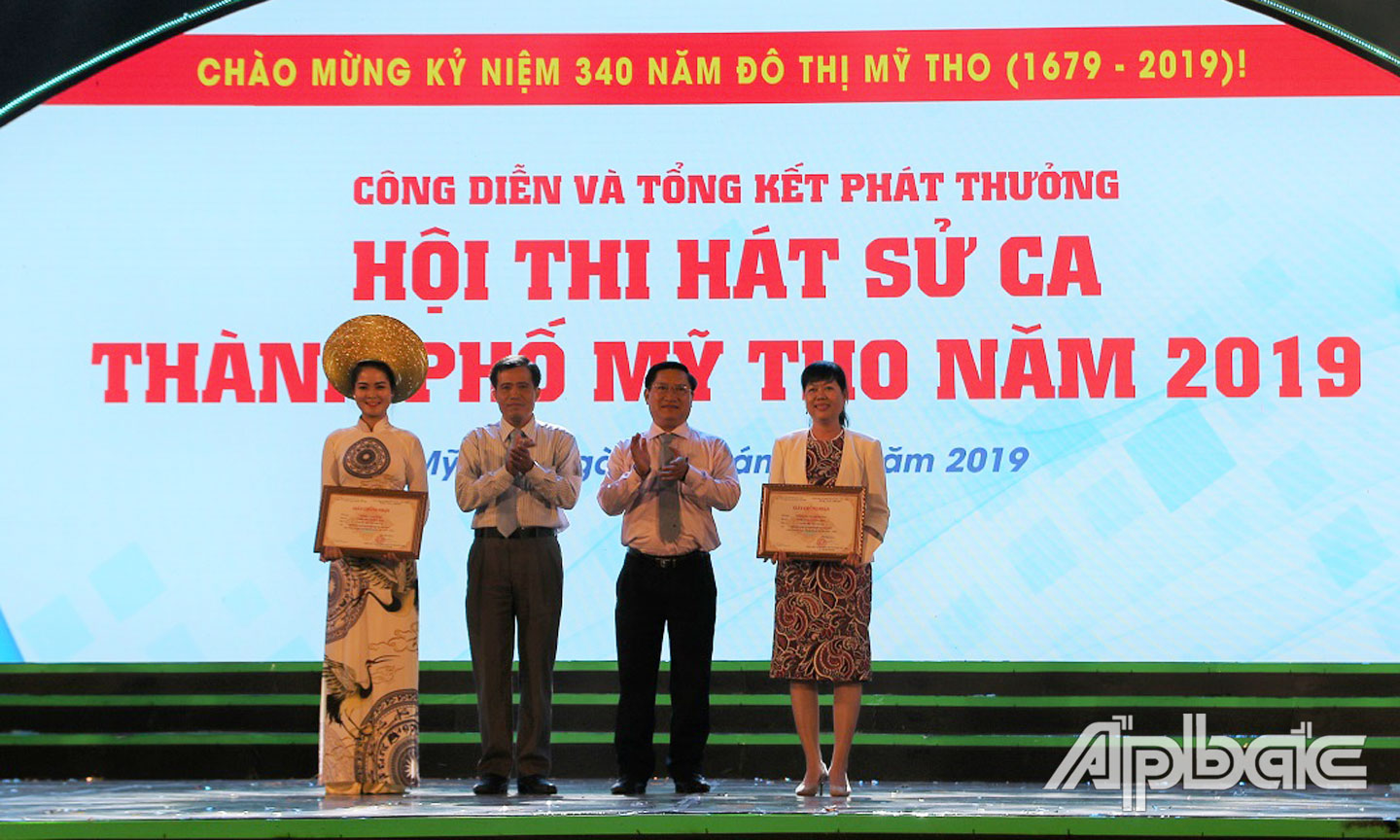 Giám đốc Sở Văn hóa -  Thể thao- Du lịch Nguyễn Đức Đảm và Bí thư Thành ủy Mỹ Tho Đặng Thanh Liêm trao giải đặc biệt.