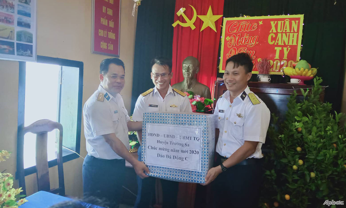 Đoàn công tác chúc tết CB-CS đang làm nhiệm vụ trên đảo Đá Đông C. toàn cảnh đảo đá đông B