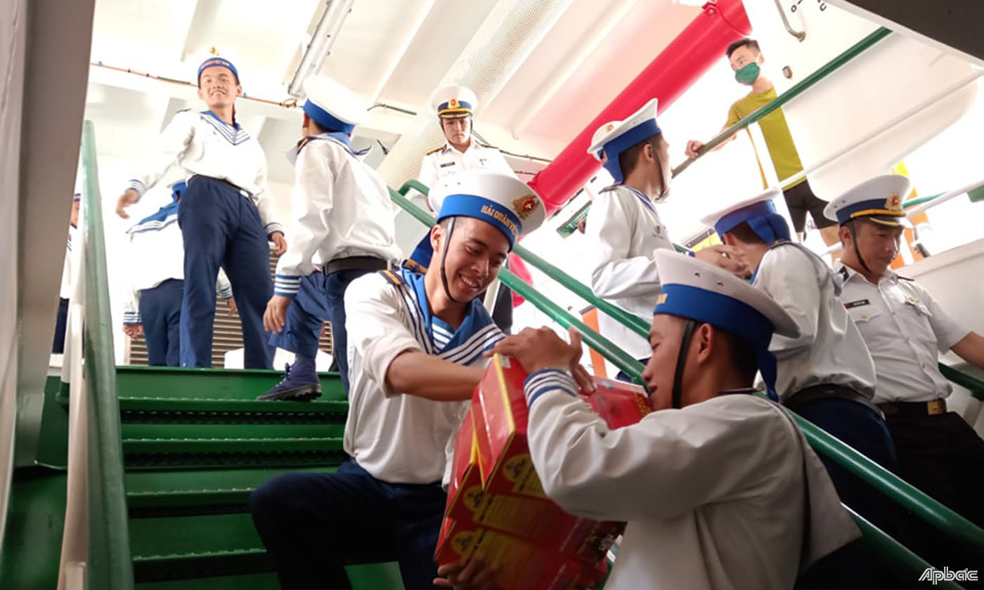 chiến sĩ Vận chuyển hàng Tết từ kho xuống boong tàu
