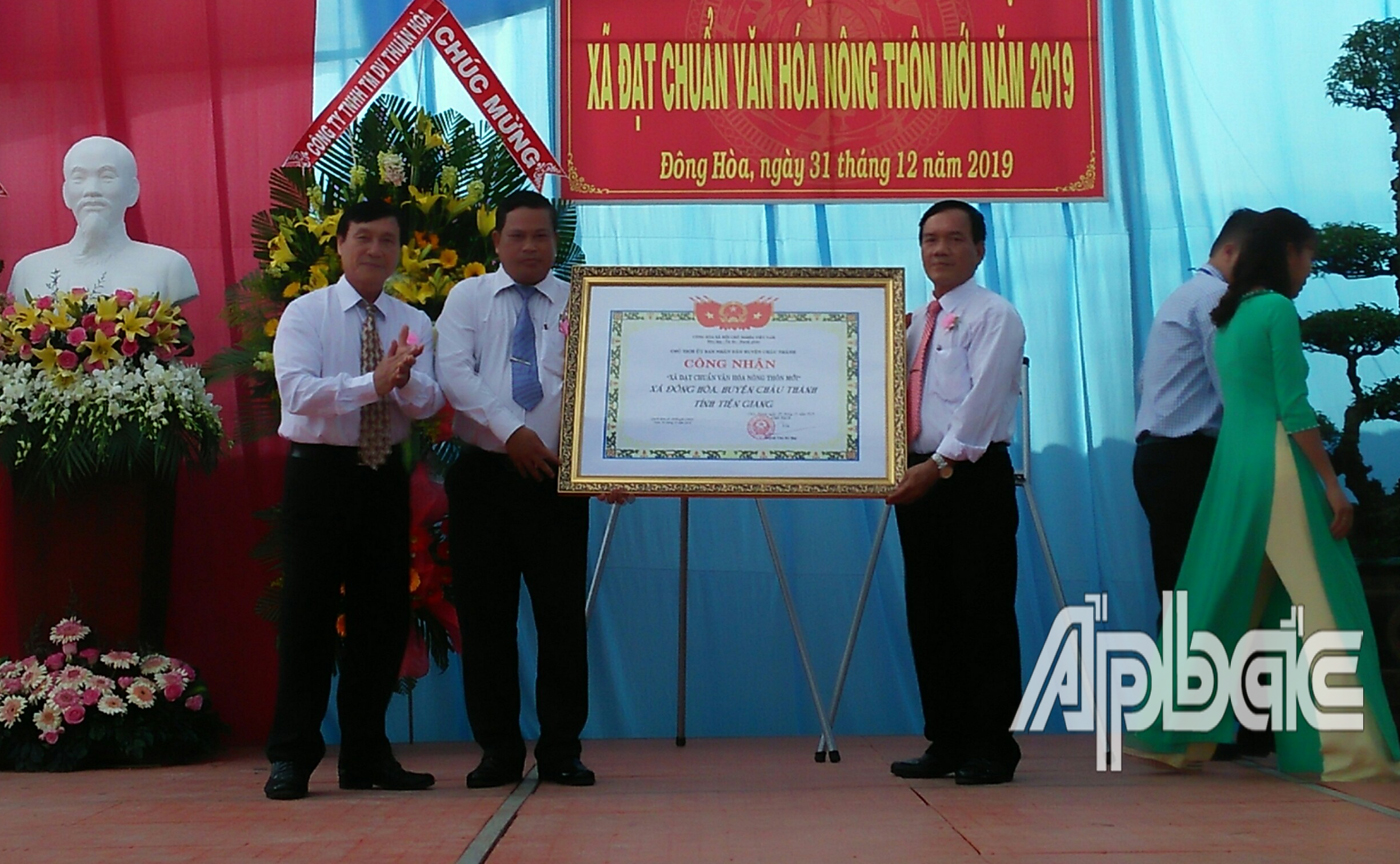 Ủy ban nhân dân huyện Châu Thành trao Bằng công nhận xã đạt chuẩn văn hóa nông thôn mới cho xã Đông Hòa