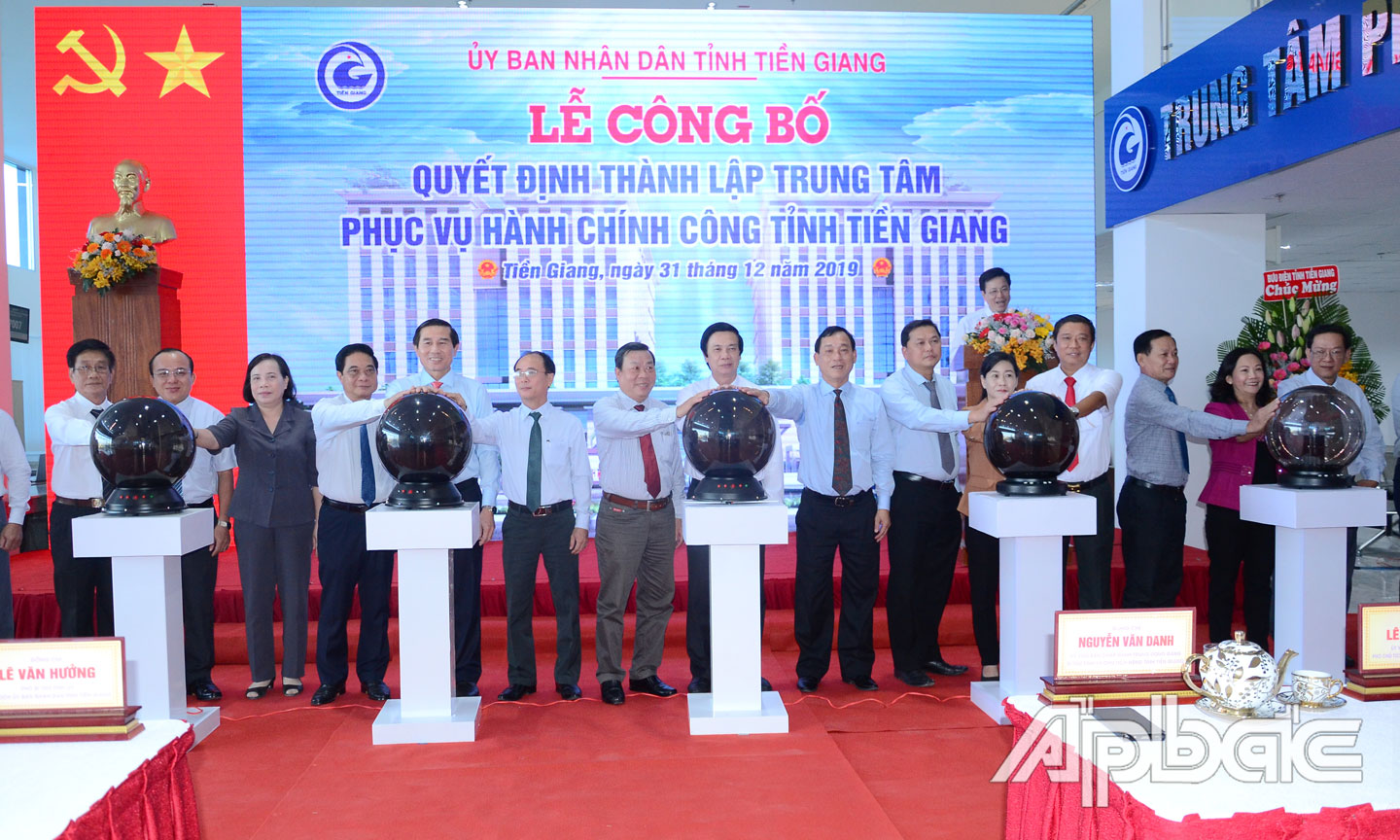 Nghi thức vận hành Trung tâm Phục vụ hành chính công tỉnh.
