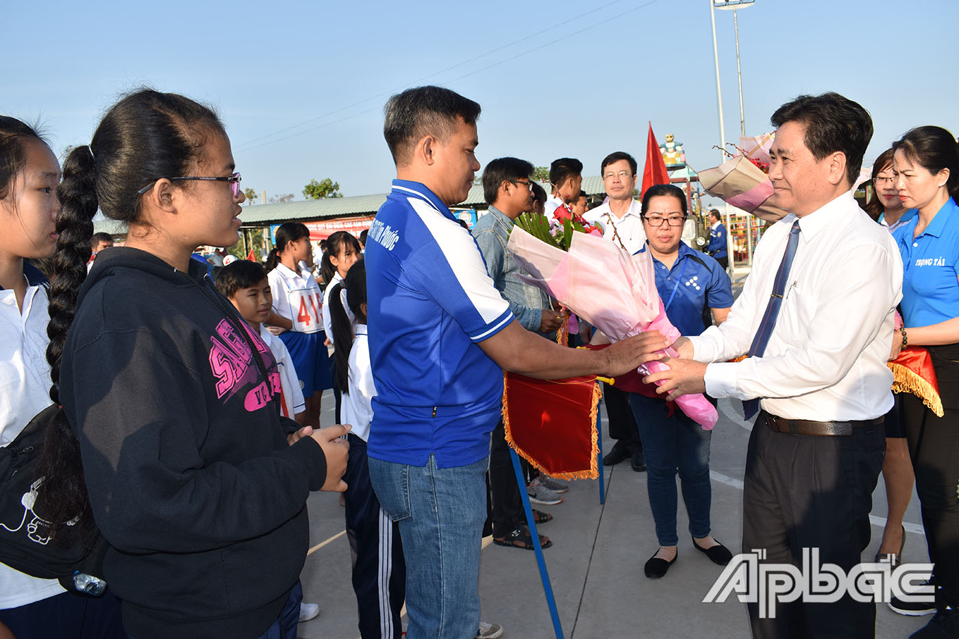 Phó Chủ tịch UBND tỉnh Trần Văn Dũng tặng hoa và Cờ lưu niệm cho các đội tham gia giải