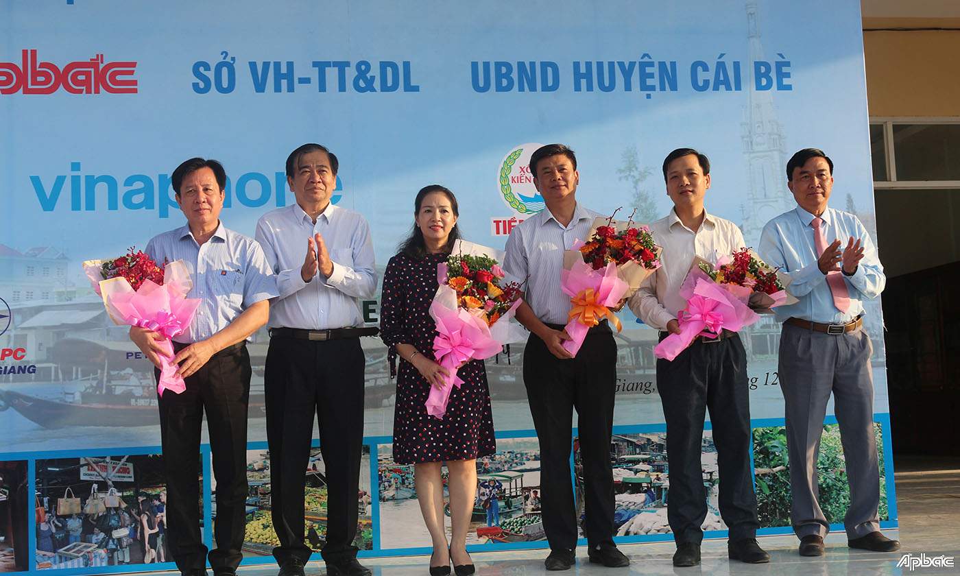 Tặng hoa các nhà tài trợ