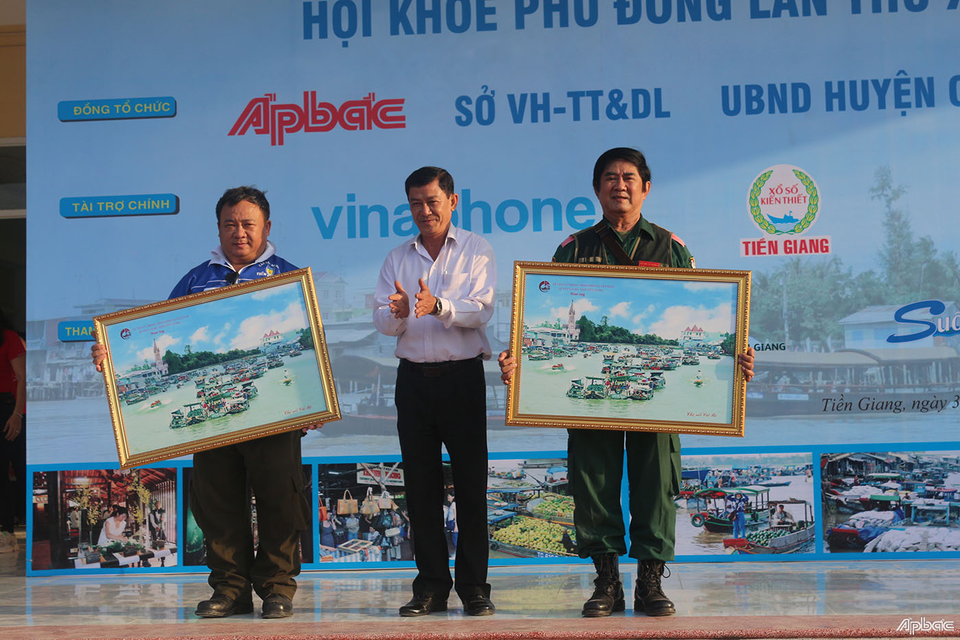 Lãnh đạo huyện Cái bè tặng quà lưu niệm cho các đội motoo