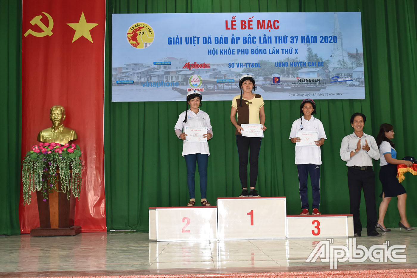 trao giải và Cờ lưu niệm cho các cá nhân