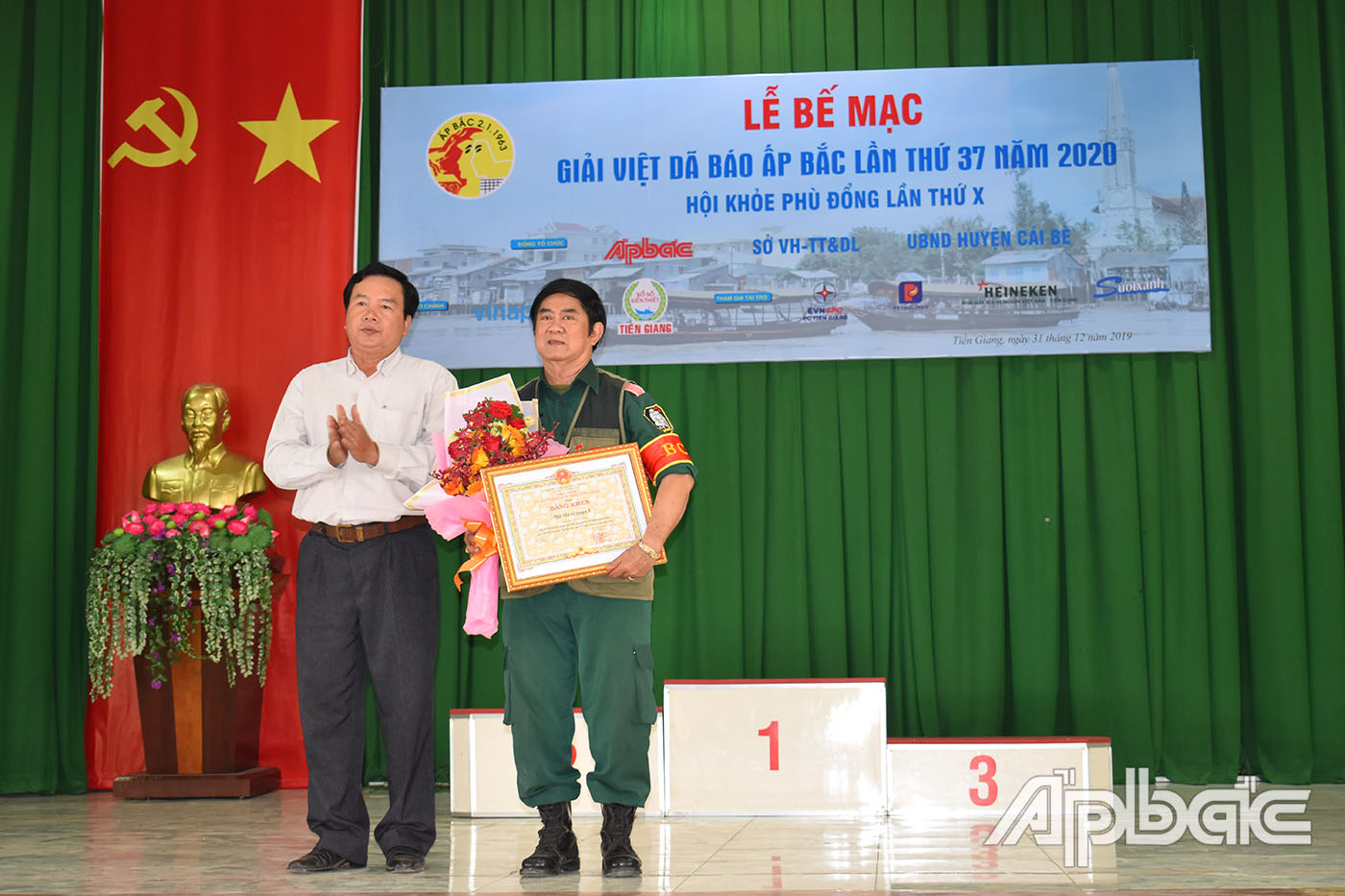 Trao bằng khen của UBND tỉnh cho Đội Mô tô quận 5