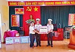Tặng quà cán bộ, chiến sĩ đảo Trường Sa Đông