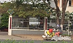 Người đàn ông nhậu say đập phá nhiều chậu hoa và xé Quốc kỳ trên đường