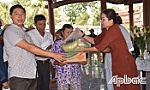 Trao quà tết cho người nghèo và học bổng cho học sinh