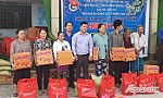 Trao 65 phần tết cho gia đình chính sách, học sinh