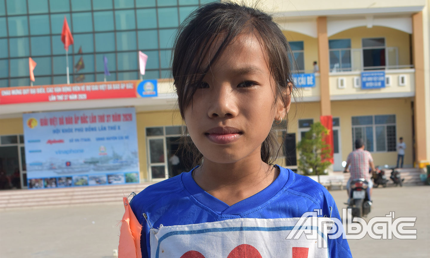 * VĐV Nguyễn Thị Kim Ngân, học sinh lớp 5 Trường Tiểu học Phước Trung 1 (huyện Gò Công Đông) lần đầu tiên tham gia Giải Việt dã Báo Ấp Bắc và giành giải Nhất ở cự ly nhi đồng nữ 1 km.