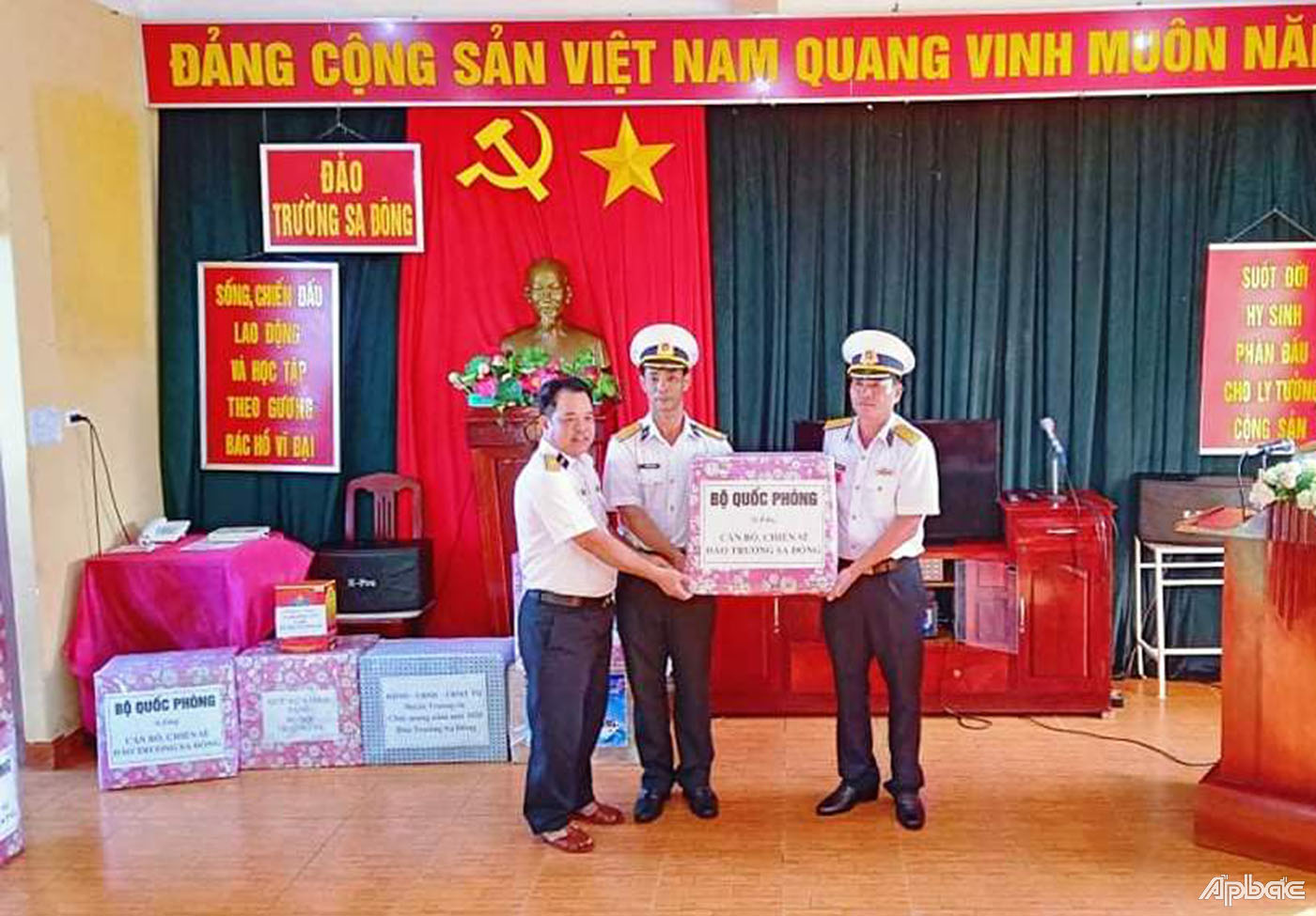 Đại tá Lê Đình Hải (bìa trái) trao quà của Bộ Quốc phòng  cho đảo Trường Sa Đông