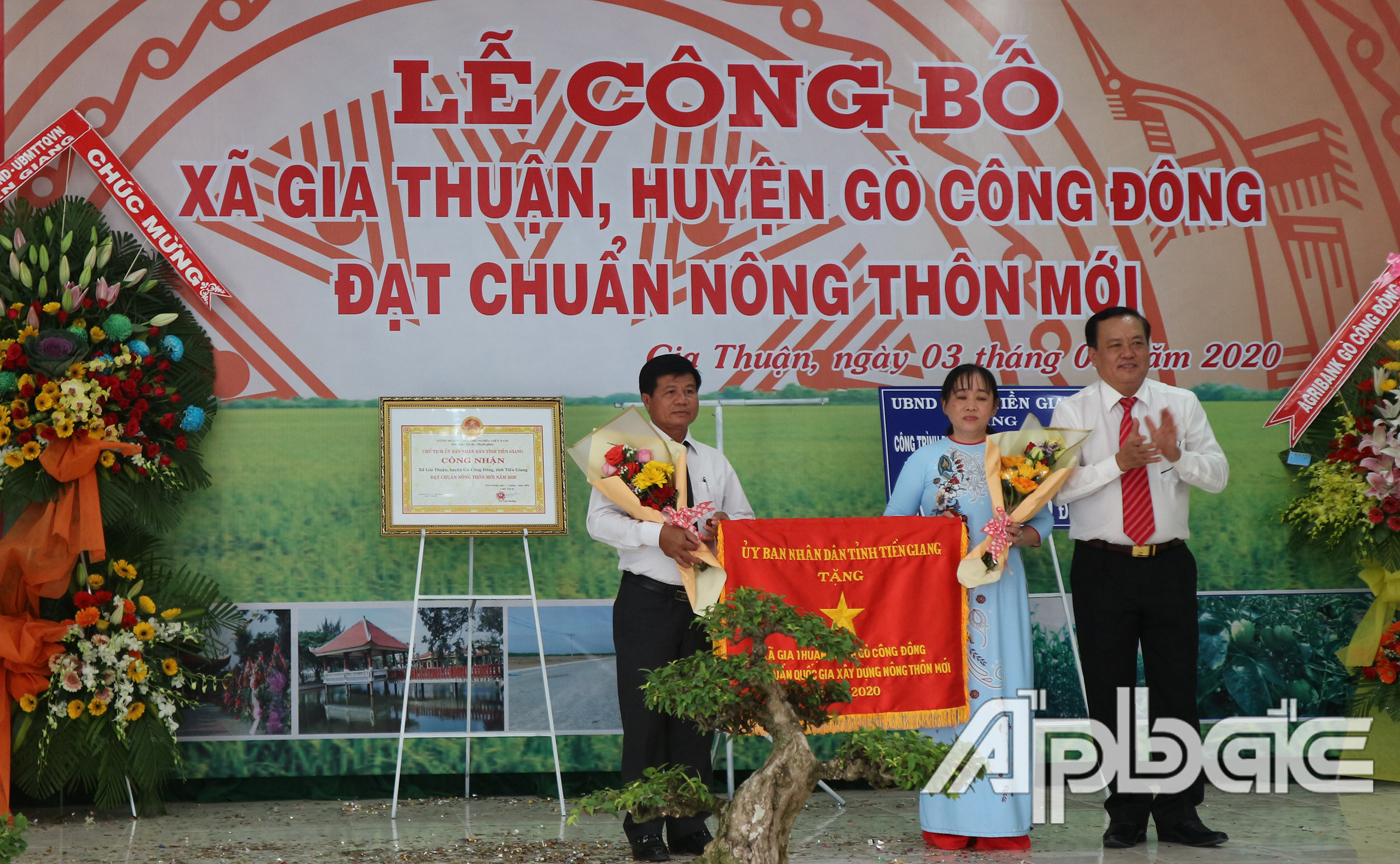 UBND tỉnh  trao Cờ thi đua cho Đảng bộ, chính quyền và nhân dân xã Gia Thuận