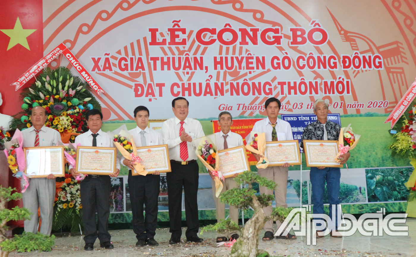 UBND tỉnh, huyện Gò Công Đông và xã Gia Thuận đã trao tặng nhiều bằng khen, giấy khen cho các tập thể, cá nhân có thành tích đóng góp trong tham gia xây dựng xã Gia Thuận đạt chuẩn nông thôn mới