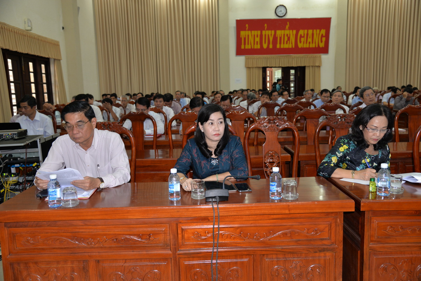 Các đồng chí Ủy viên Thường vụ Tỉnh ủy dự hội nghị