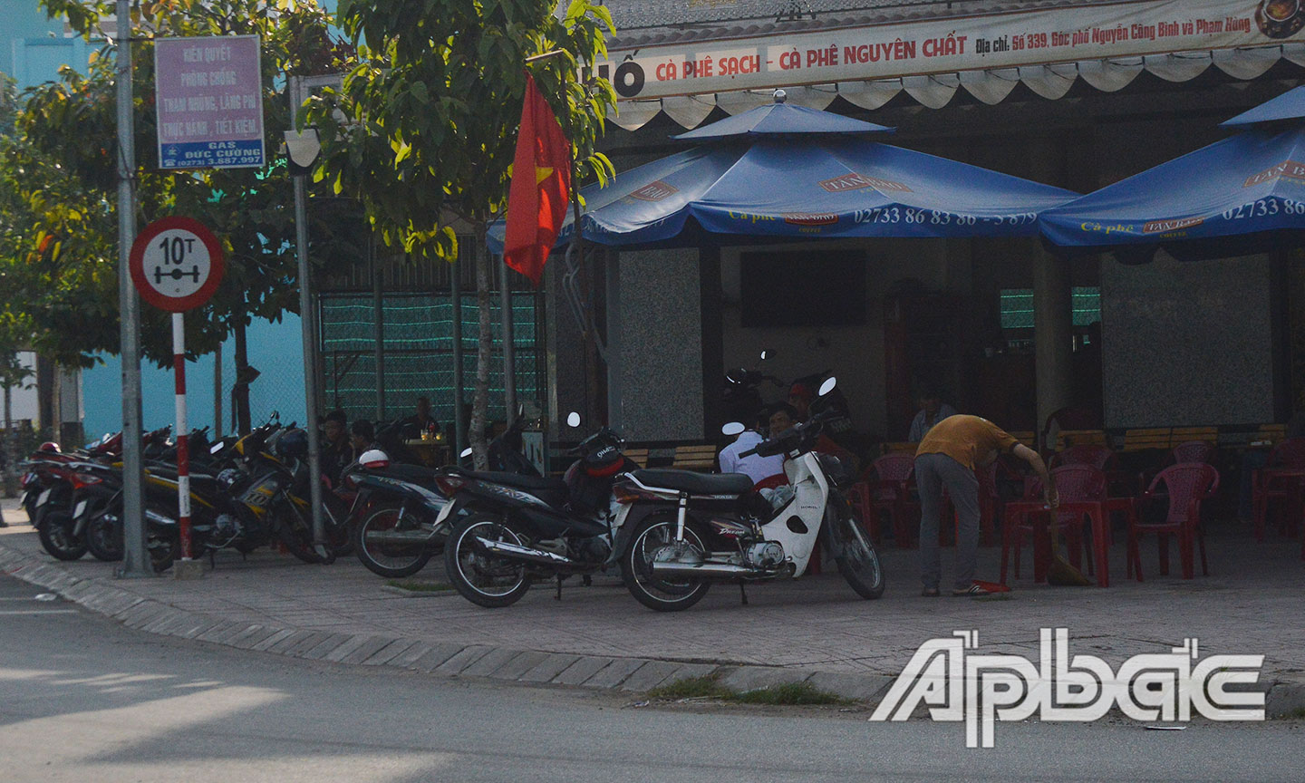 Các quán cà phê, quán ăn bày bán lấn hẳn ra lòng lề đường.