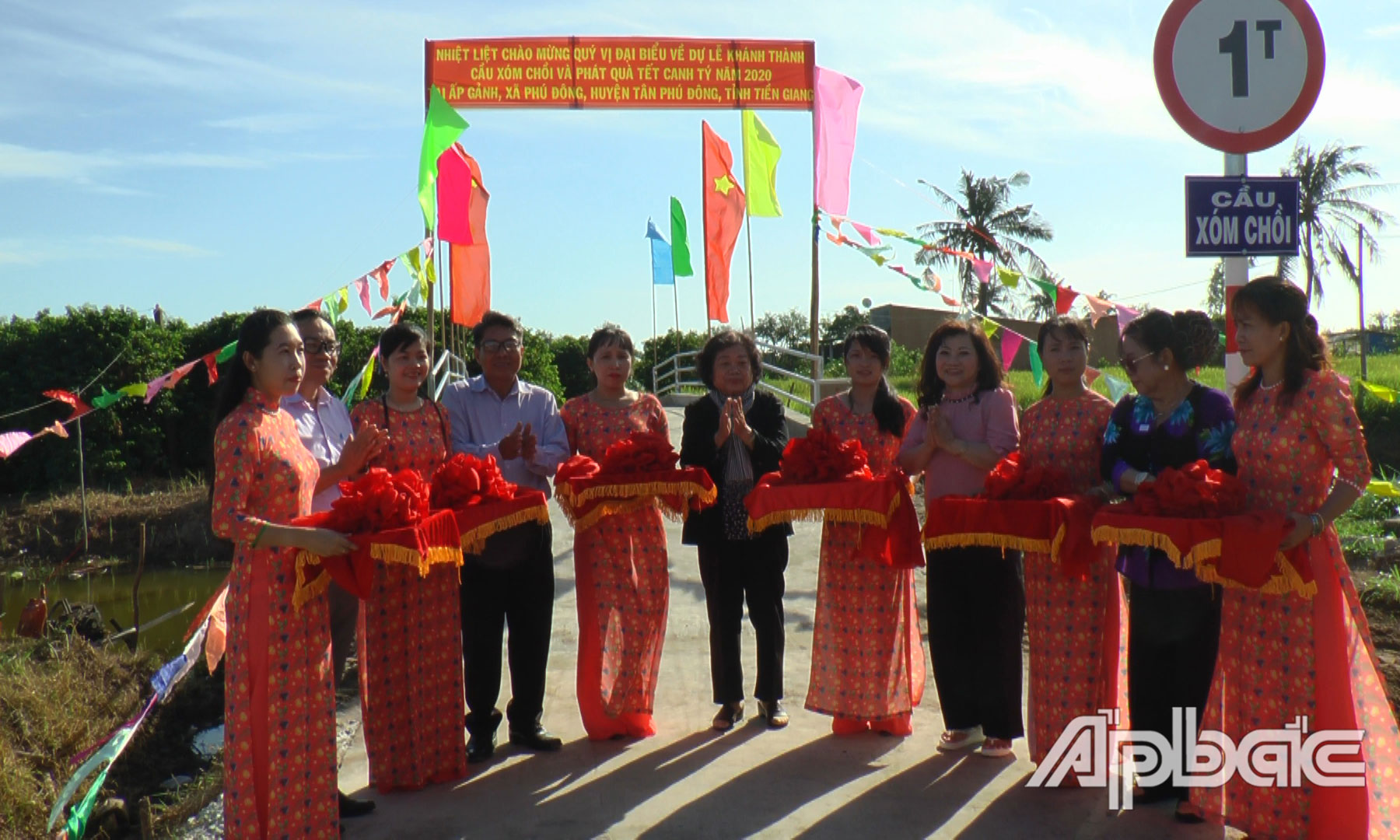 Tặng quà tết cho hộ nghèo.
