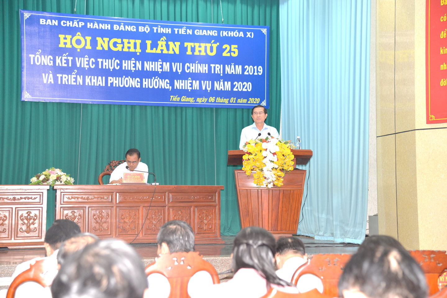 Đồng chí Lê Văn Hưởng, Chủ tịch UBND tỉnh phát biểu về kết quả thực hiện nhiệm vụ phát triển kinh tế -xã hội năm 2019 và phương hướng nhiệm vụ năm 2020