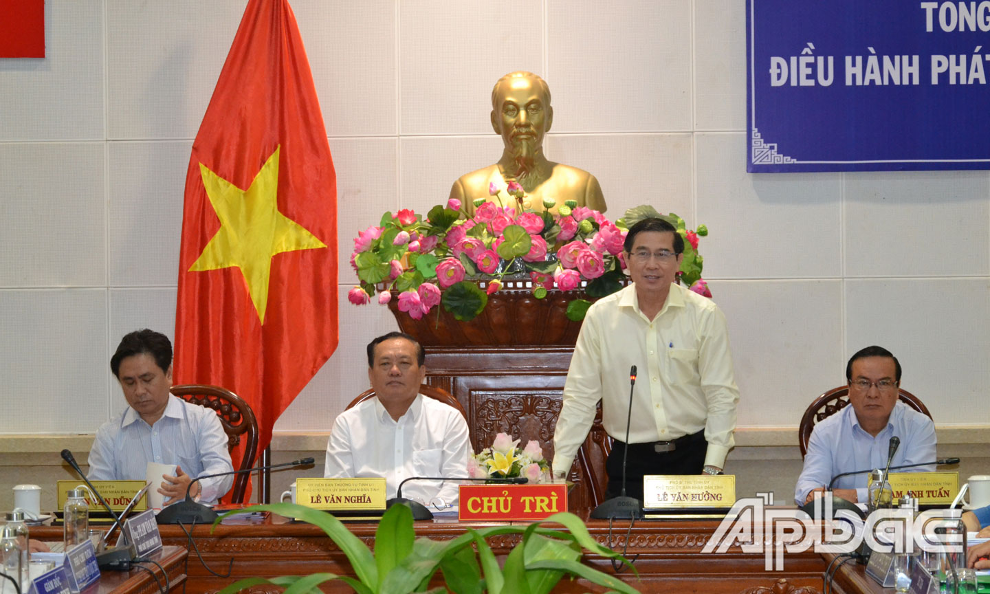 Chủ tịch UBND tỉnh Lê Văn Hưởng phát biểu tại hội nghị.