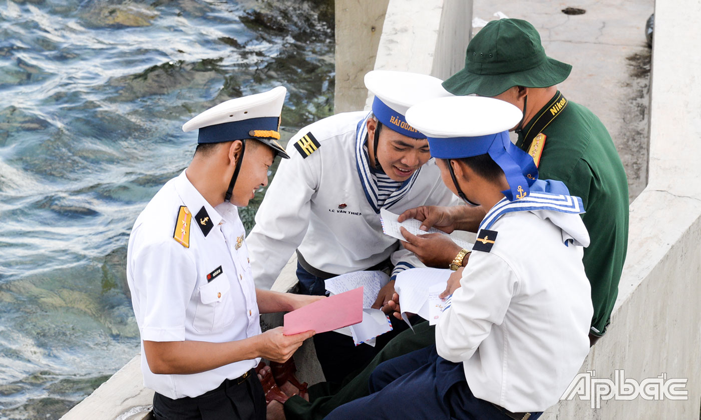 Những cánh thư vượt sóng đến tay CB-CS đang làm nhiệm vụ ở đầu sóng ngọn gió.