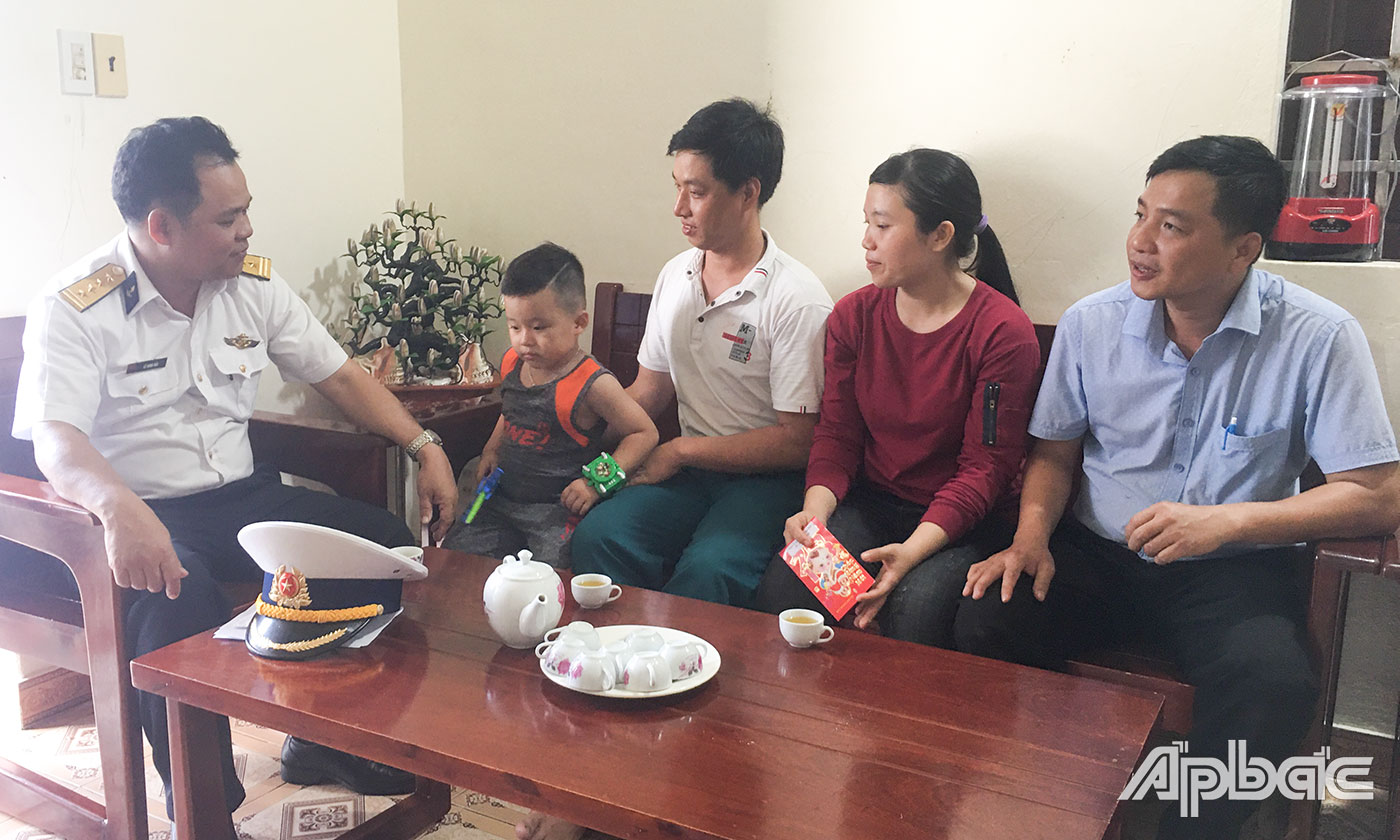 Đại tá Lê Đình Hải, Phó Lữ đoàn trưởng Lữ đoàn 146, Vùng 4 Hải Quân, Chủ tịch UBND huyện đảo Trường Sa chúc Tết người dân sinh sống trên đảo Trường Sa.