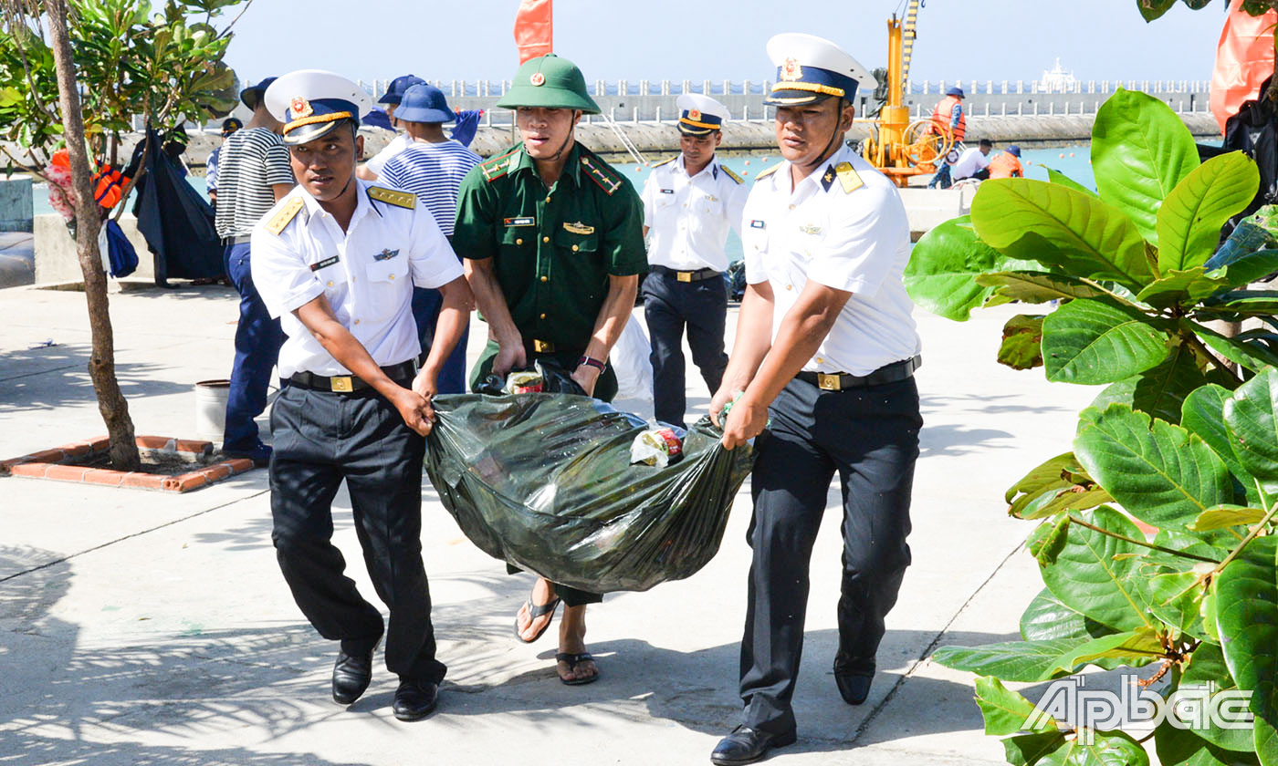 Đưa hàng Tết vào đảo.