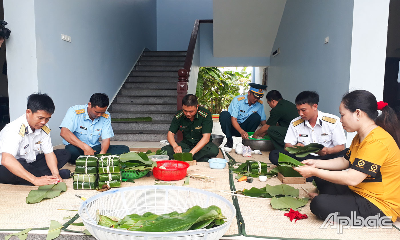 Các lực lượng và dân trên đảo Trường Sa cùng nhau gói bánh chưng.