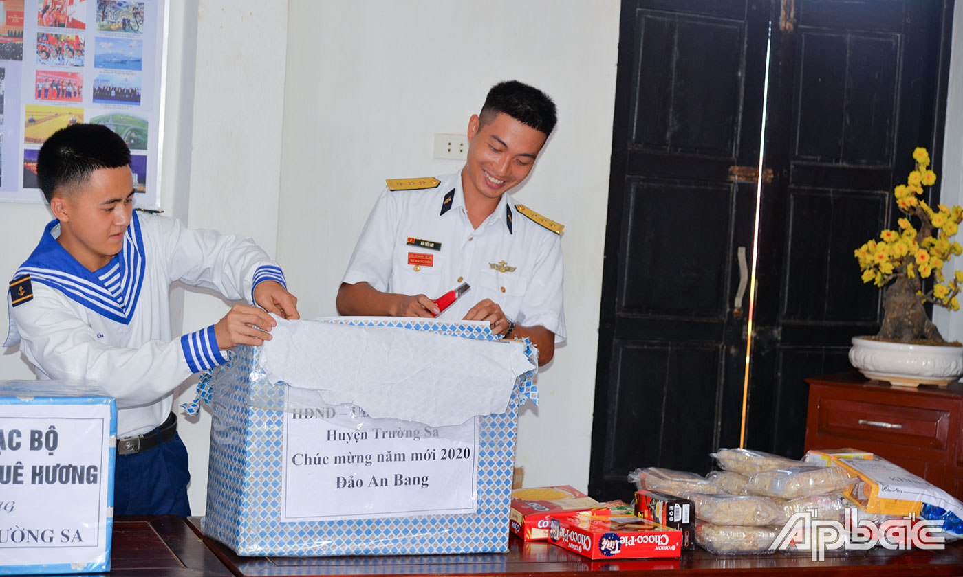 Những phần quà mang “hơi ấm mùa Xuân” của đất liền gửi đến các cán bộ, chiến sĩ đảo An Bang.