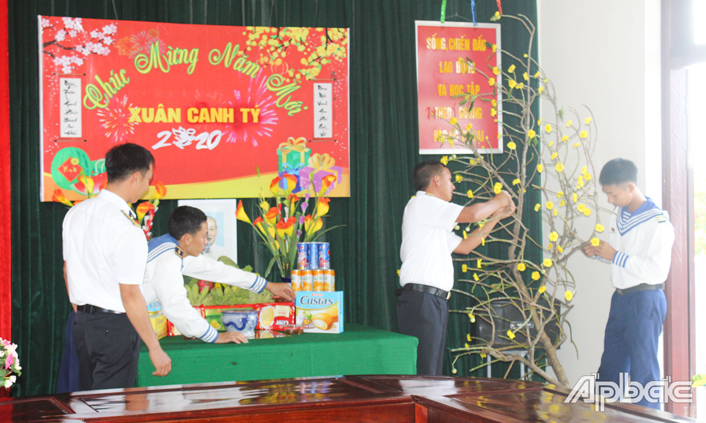 CB-CS trang trí bàn thờ Bác.