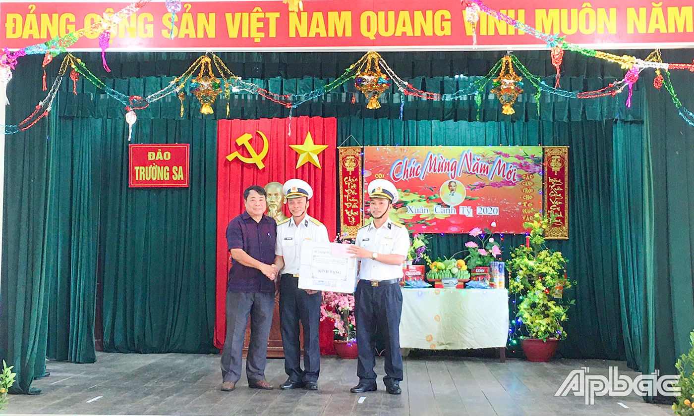 Đồng chí Trịnh Văn Vinh, Phó Tổng Biên tập Tạp chí Kiểm tra - Ủy ban Kiểm tra (UBKT) Trung ương trao quà của Tạp chí Kiểm tra, UBKT Tỉnh ủy Tiền Giang, UBKT Tỉnh ủy Bến Tre cho CB-CS đảo Trường Sa.