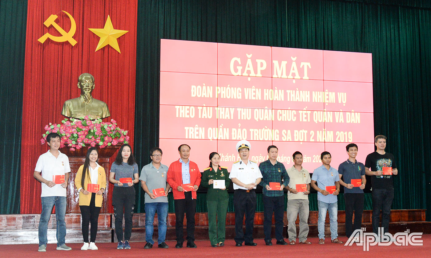 Bộ Tư lệnh vùng 4 Hải quân trao Kỷ niệm chương “Vì sự nghiệp bảo vệ chủ quyền biển, đảo” cho các cá nhân đã có thành tích.