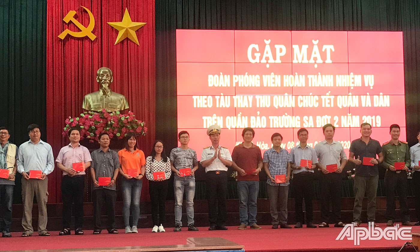 Các cá nhân nhận Huy hiệu Chiến sĩ Trường Sa.