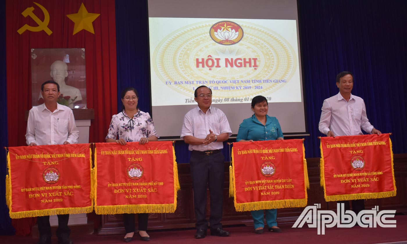 Trao cờ thi đua cho 4 đơn vị.