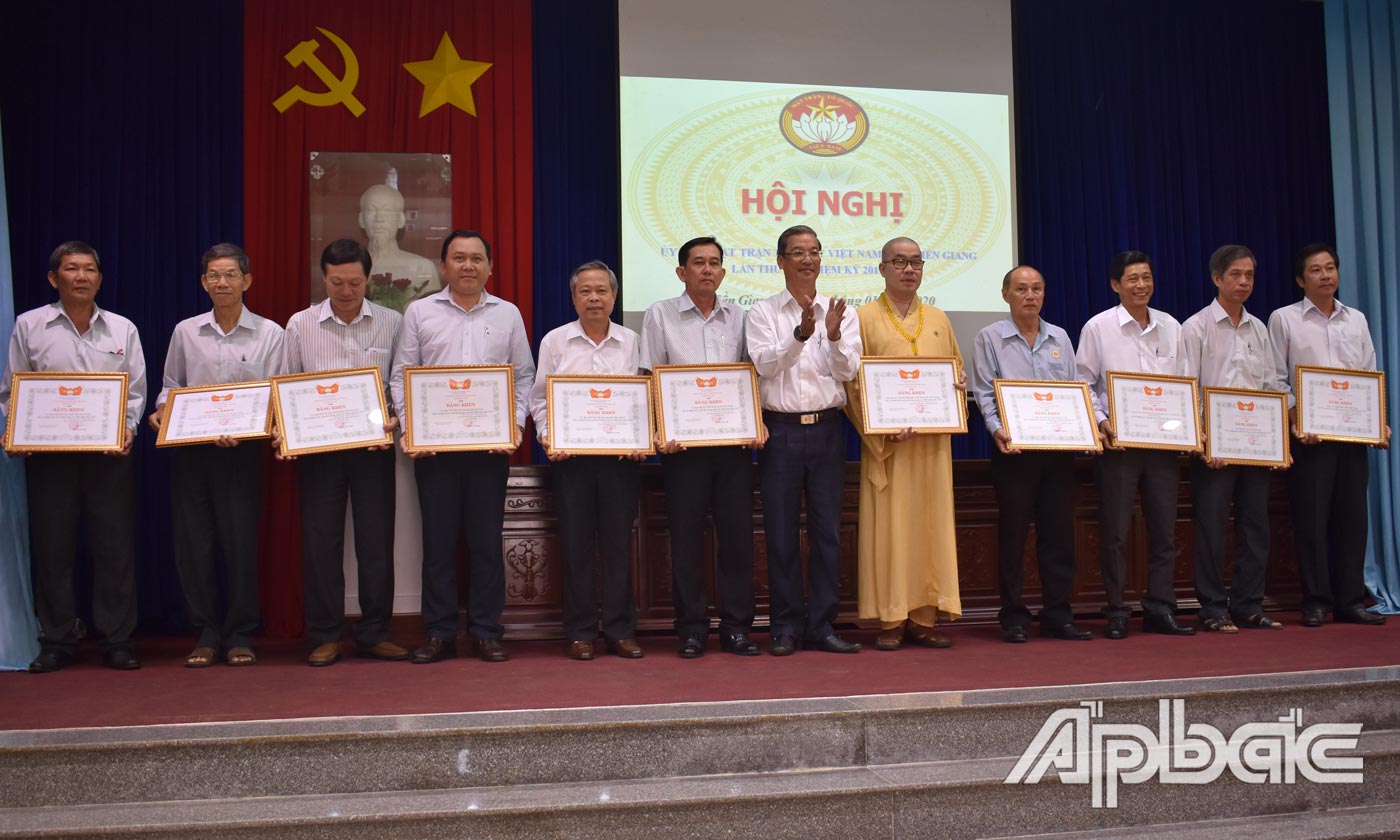 Trao bằng khen của mặt trận cho các tập thể.