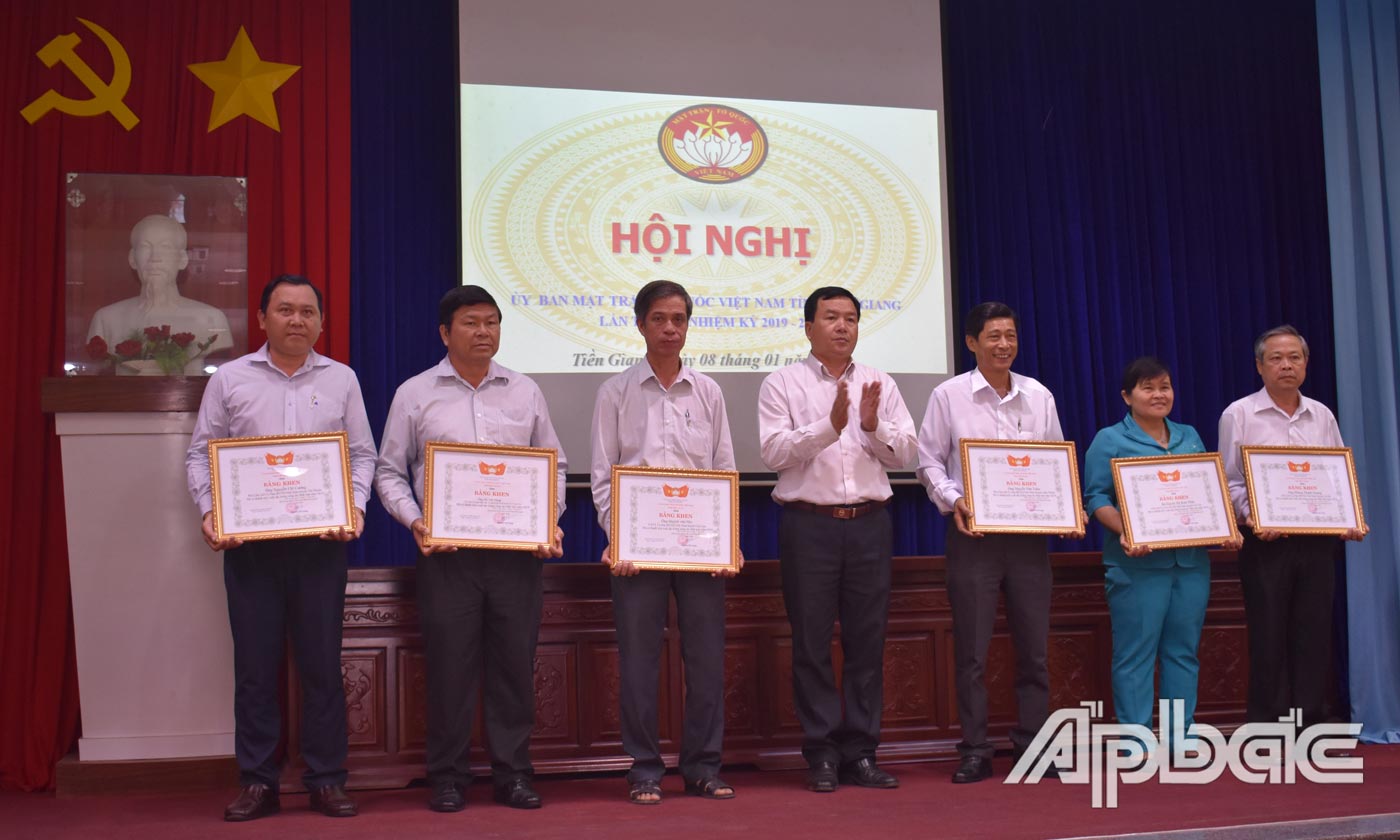Trao bằng khen của mặt trận cho các cá nhân.