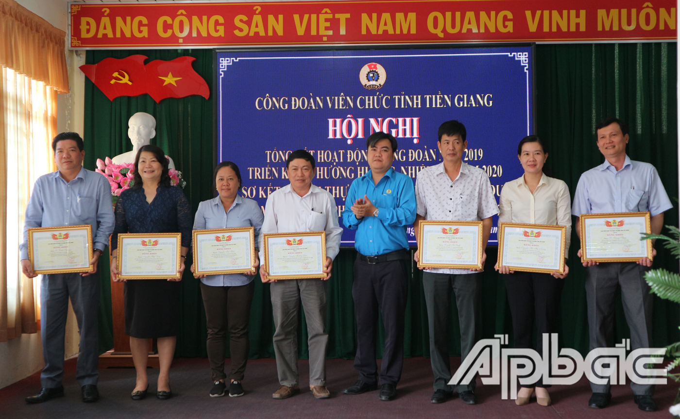 Các cá nhân có thành tích trong năm 2019 nhận Bằng khen của LĐLĐ Tiền Giang