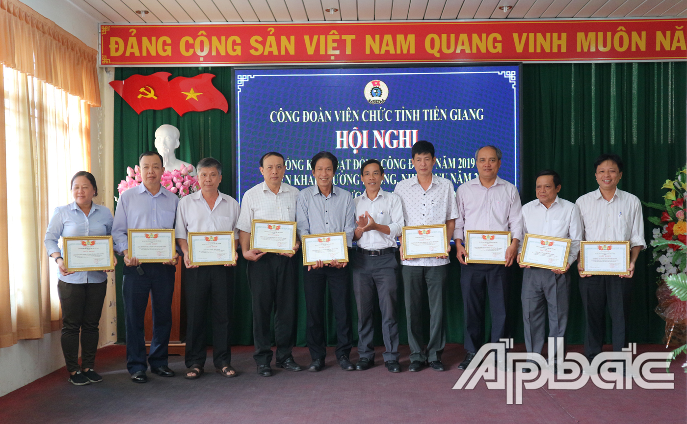 Các tập thể có thành tích trong năm 2019 nhận giấy khen của Công đoàn Viên chức tỉnh Tiền Giang