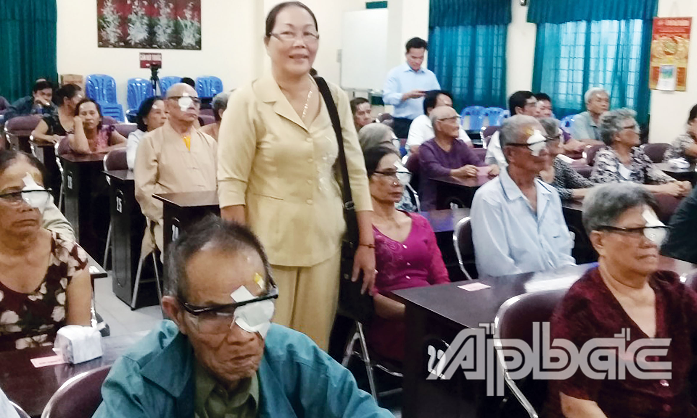 Bà Hồng trực tiếp đưa người bệnh đi mổ mắt  ở TP. Hồ Chí Minh.