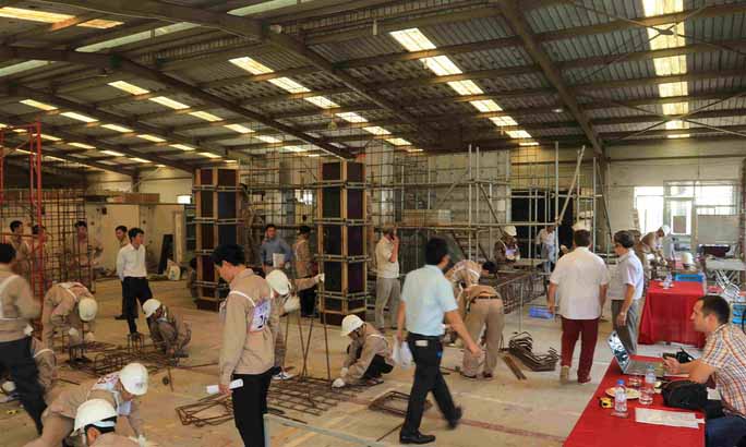   Lao động Việt Nam làm việc tại Ả rập Saudi. Ảnh: Châu Giang