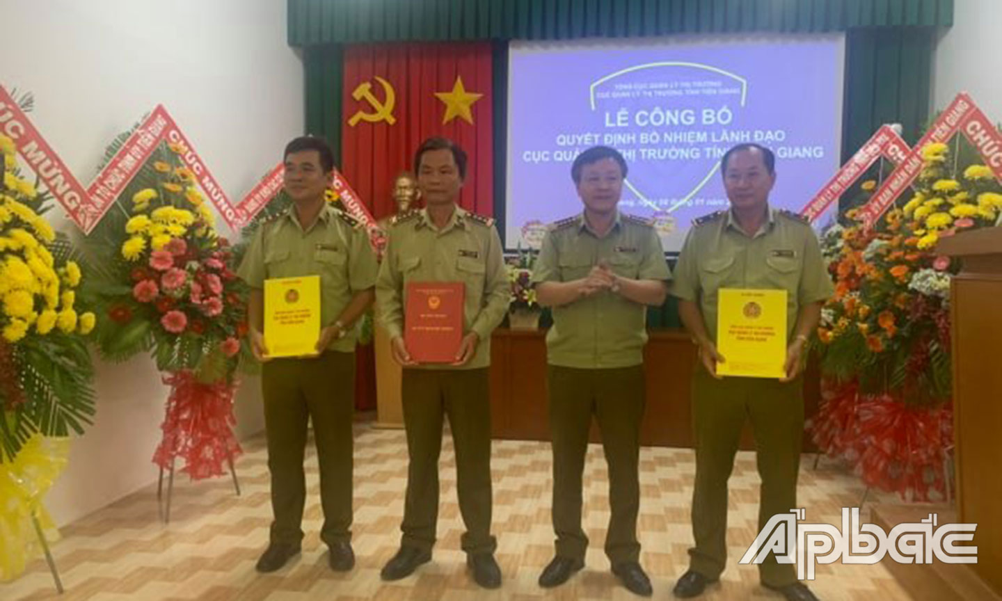 Lãnh đạo Tổng cục QLTT trao quyết định bổ nhiệm lãnh đạo Cục QLTT tỉnh Tiền Giang.