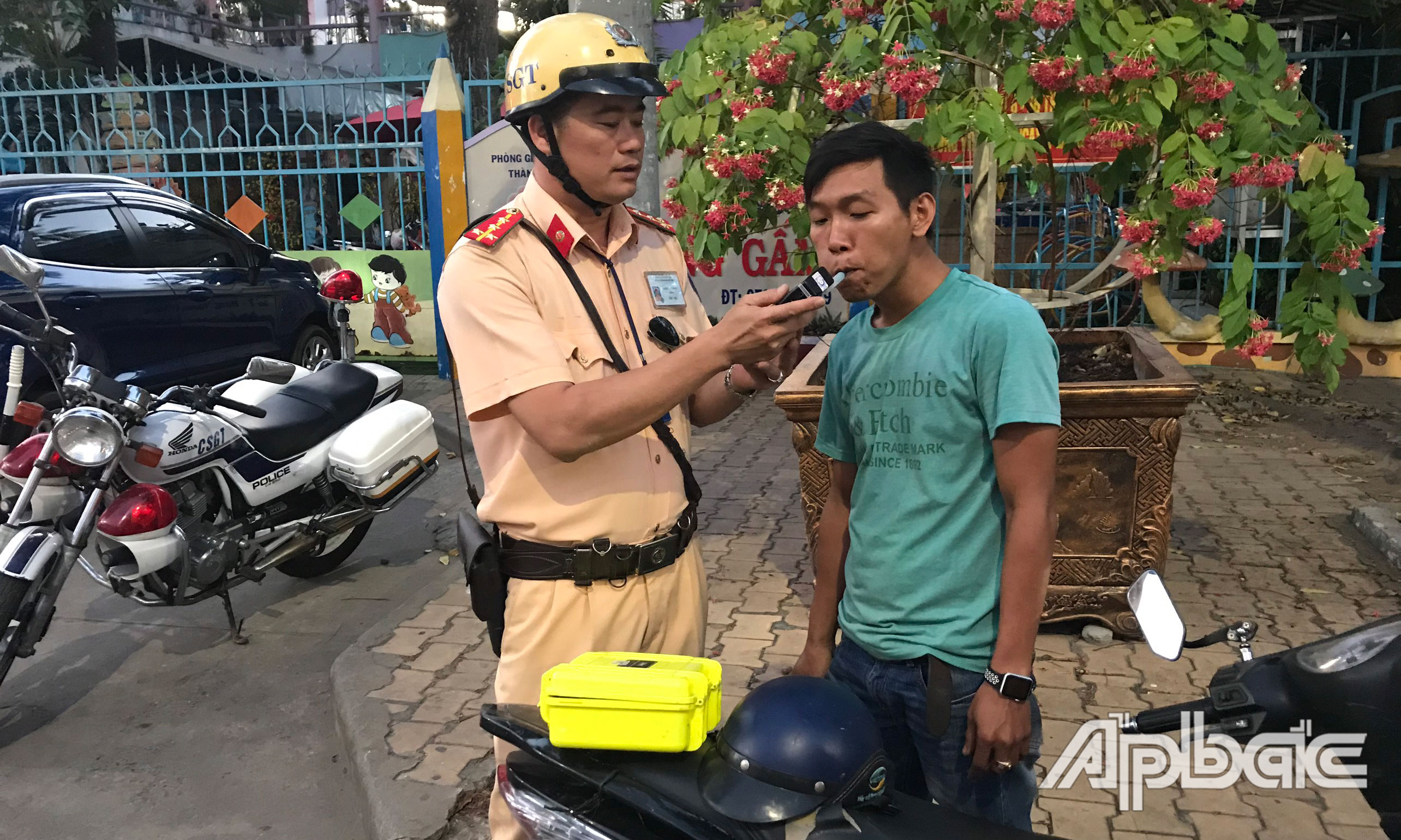 Kiểm tra nồng độ cồn của tài xế trên đường Hùng Vương.